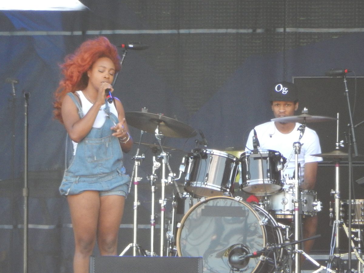 SZA performing at Lollapalooza 2015